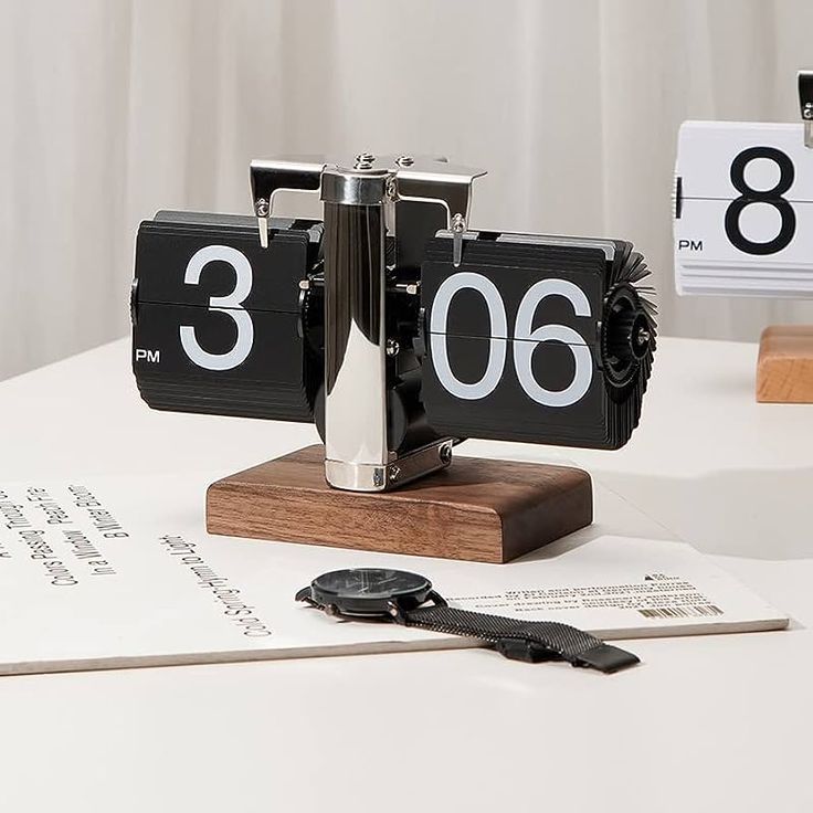 Retro flip desk clock - Wooden Base